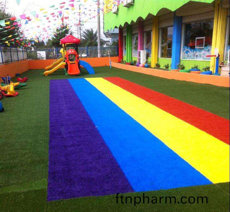 幼兒園草(cao)坪(ping)