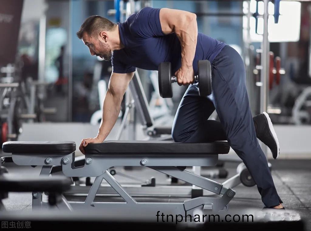 啞(ya)鈴(ling)臥推(tui)