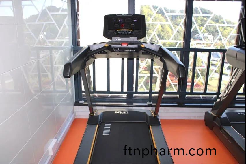 學(xue)校健身房跑(pao)步(bu)機
