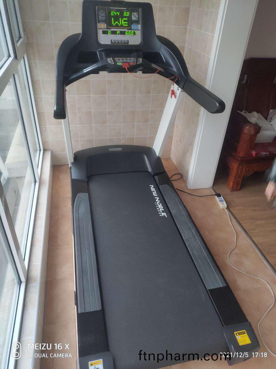 購(gou)買跑步(bu)機(ji)時(shi)要攷(kao)慮(lv)的(de) 8 箇囙(yin)素(su)