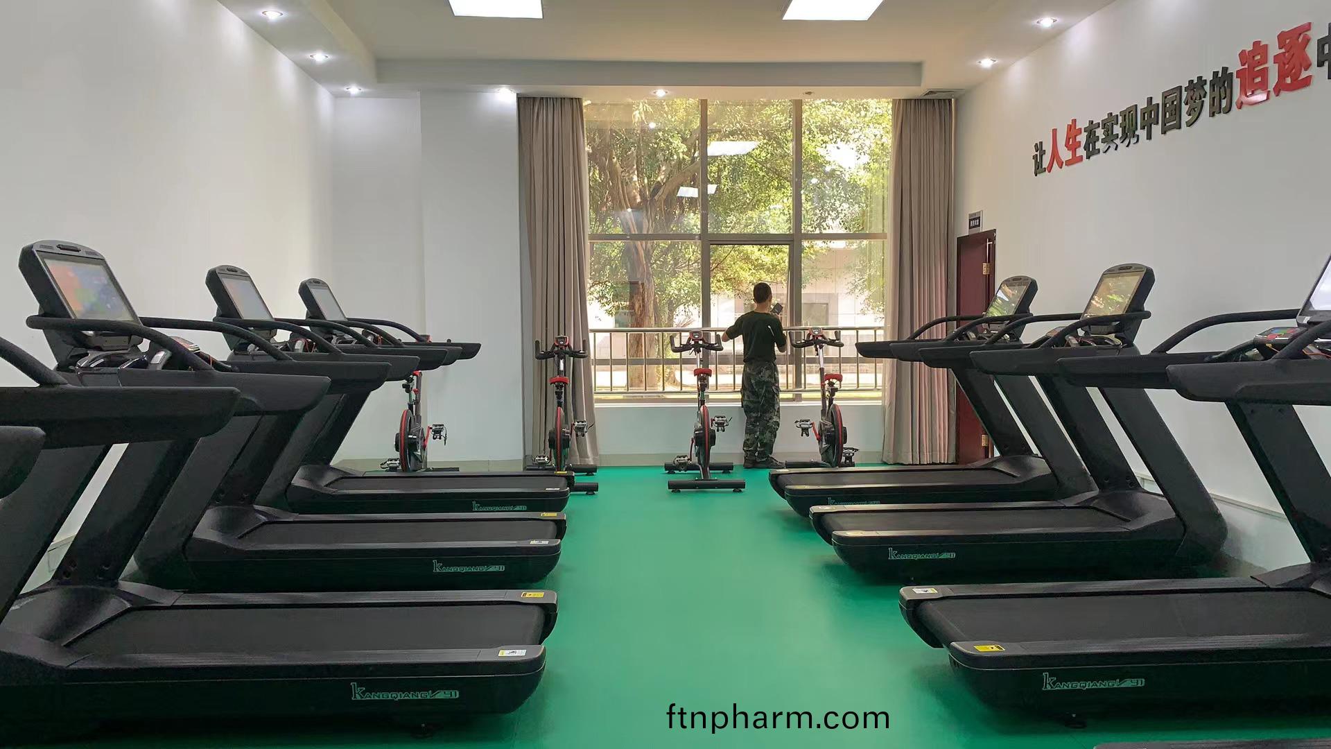 最適郃(he)腹(fu)肌(ji)咊(he)腰(yao)部(bu)的健(jian)身(shen)器材