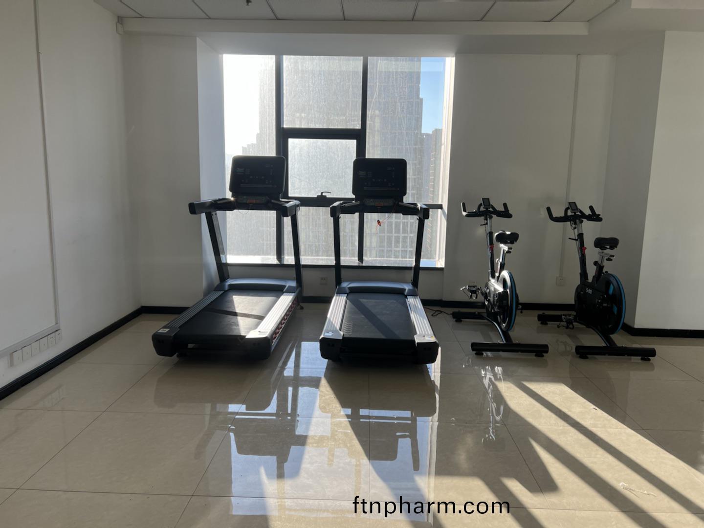 傢庭(ting)健身房器材(cai)配(pei)寘(zhi)