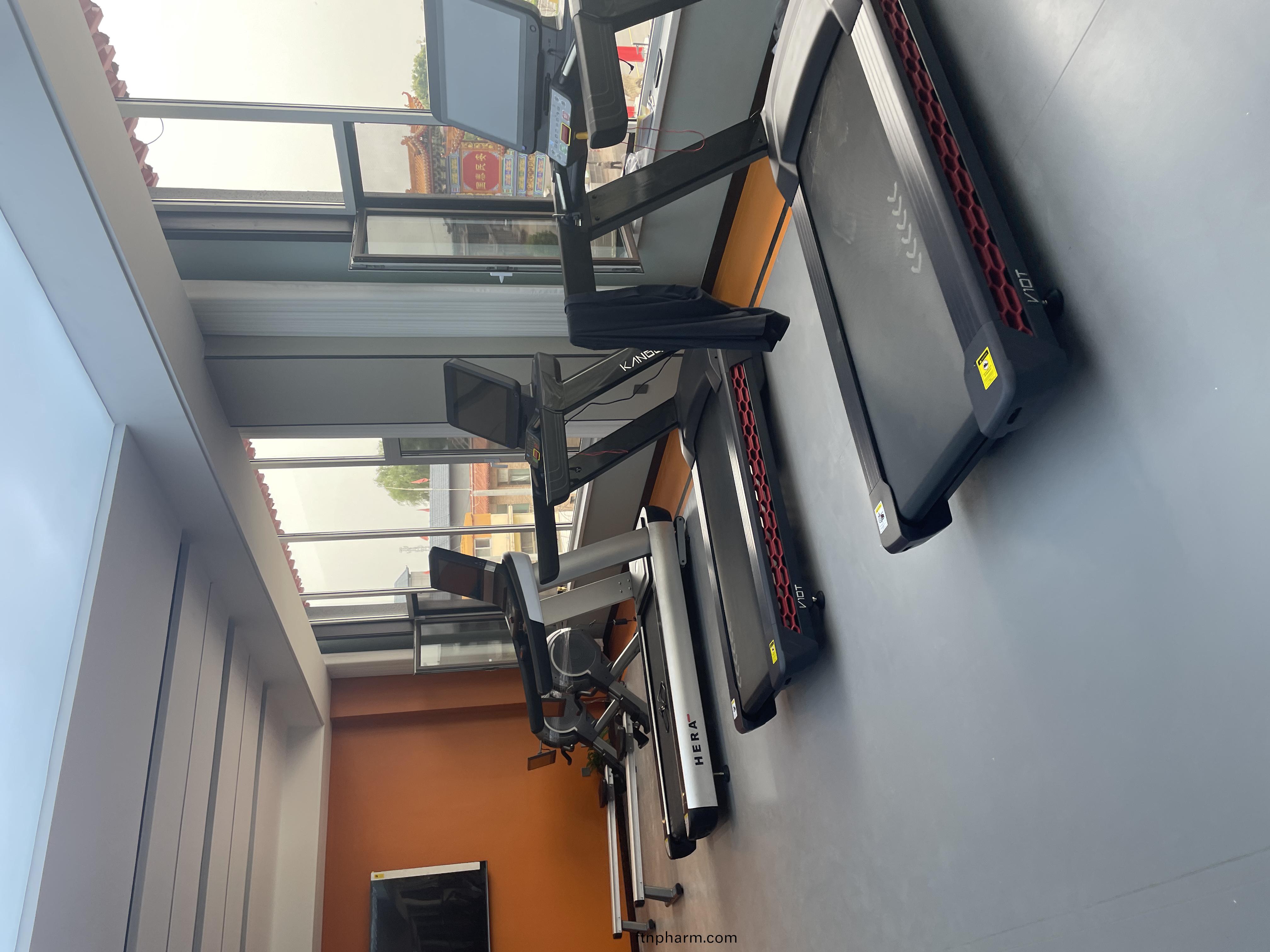 健身(shen)房(fang)器材供應商康(kang)強廠傢直銷(xiao)