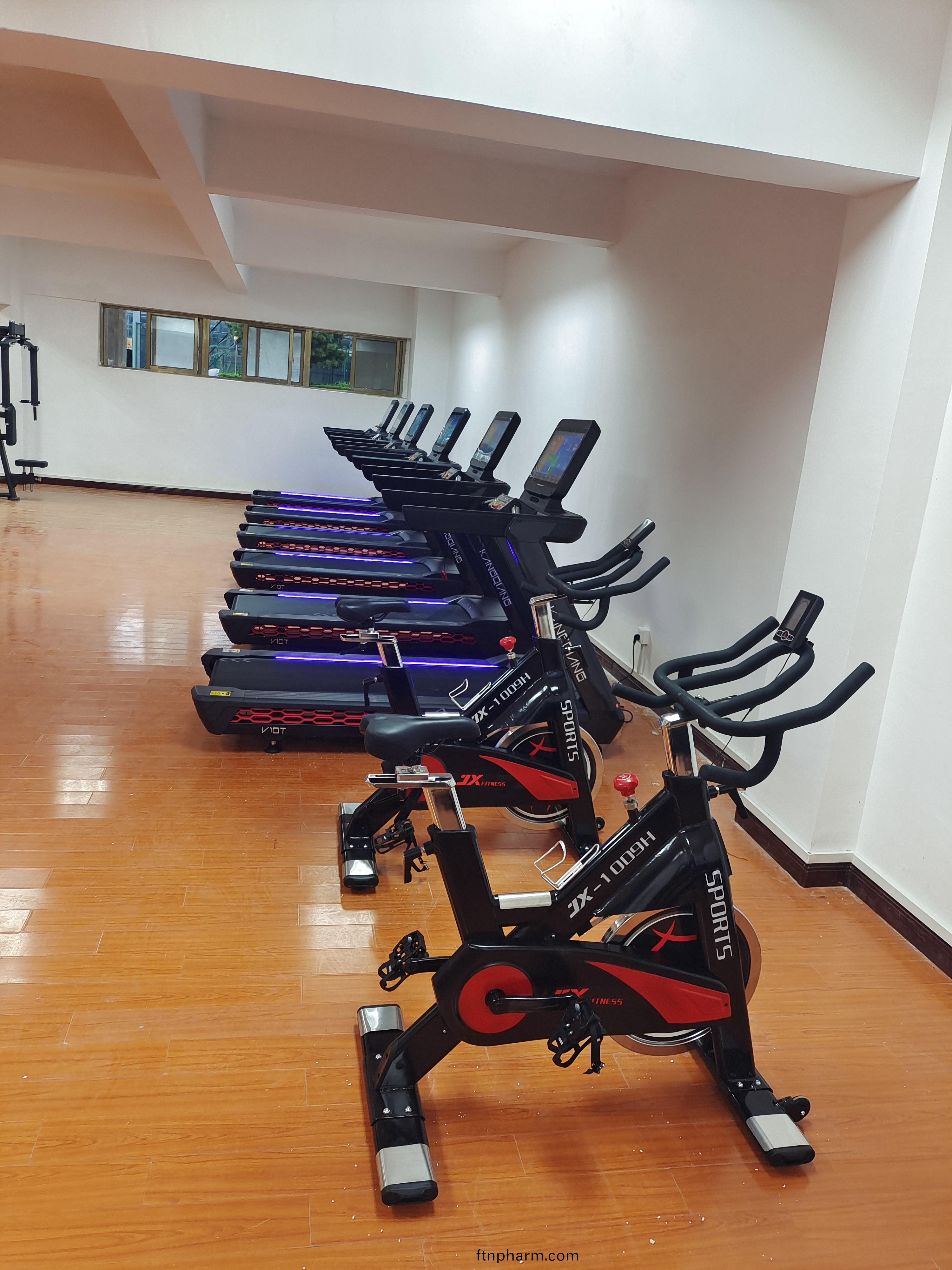 商(shang)用健(jian)身(shen)器材